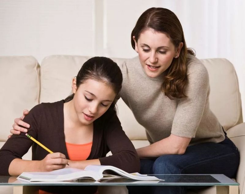Девочка с мамой учится дома